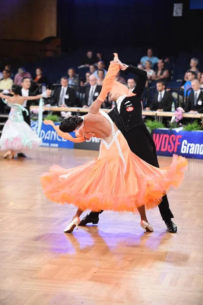 Et uidentifisert dansepar i en danseposisjon under Grand Slam Standart i German Open Championship – stockfoto