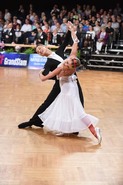 Unbekanntes Tanzpaar in Tanzpose bei Grand-Slam-Turnier bei German Open — Stockfoto