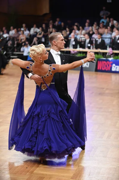 Un couple de danse non identifié dans une pose de danse pendant le Grand Chelem Standart au Championnat d'Allemagne Ouvert — Photo