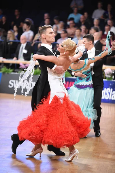 An unidentified dance couple in a dance pose during Grand Slam Standart at German Open Championship — Stock Photo, Image