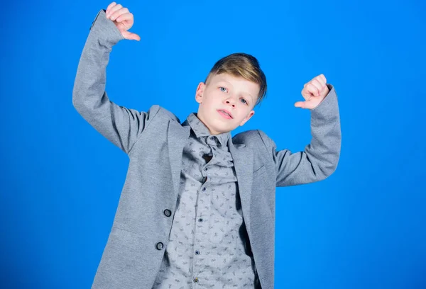 Ragazzo sicuro godere di abiti alla moda. Prova ad essere bello ed elegante. Vorrei crescere piu 'in fretta. Ne so molto di stile. Ragazzo taglio di capelli moderno indossare abito stile formale sfondo blu. Trovato il suo stile — Foto Stock