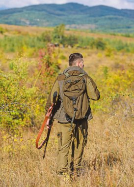 Av silah tabanca ya da tüfek. İnsan avcısı tüfek doğa arka plan taşırlar. Deneyim ve pratik başarı avcılık oldukça rahat. Av sezonu. Adam av doğa ortamı. Erkeksi hobi etkinliği