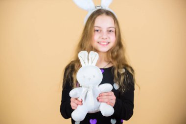 Paskalya tavşanı nereden geldi. Küçük kız tutmak Paskalya tavşanı oyuncak. Mutlu Paskalya bunny tavşan ile oynayan çocuk. Küçük çocuk Başlarken beyaz tavşan hediye Paskalya gününde