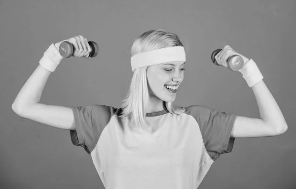 Mulher se exercitando com halteres. Exercícios fáceis com halteres. Treino com halteres. Biceps exercícios para mulheres com guia passo a passo. As meninas seguram halteres usam pulseiras. Conceito de desporto vintage — Fotografia de Stock