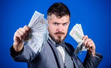 Bir girişimci veya yatırımcı. İş başlangıç kredi. Zengin işadamı bizimle Doları banknot. Para birimi broker para bohça ile. Nakit para tutan sakallı adam. Kendi iş ile para kazanmak