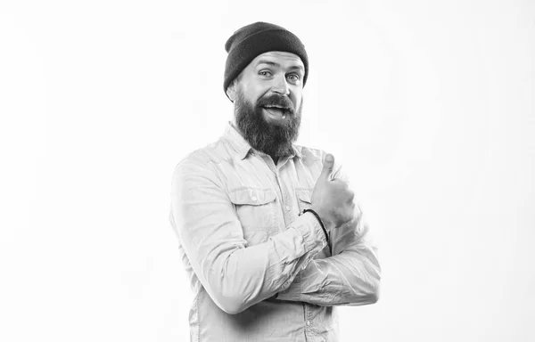 Hombre barbudo posando confiadamente sobre fondo blanco. Hipster barbudo tipo usar accesorio sombrero brillante. Concepto de barbería. Hombre barbudo con bigote apariencia masculina brutal. Estilo Hipster y moda — Foto de Stock