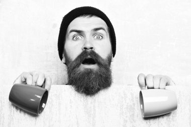 Kâğıt çarşaf ve fincanlarla vahşi beyaz hippi sakallı.