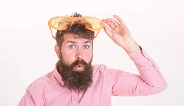 El hombre barbudo usa gafas de sol. Cómo prepararse para sus próximas vacaciones. Hipster usar persianas sombras gafas de sol extremadamente grandes. Atributo de vacaciones gafas de sol. Gafas de sol de protección ocular accesorio de verano —  Fotos de Stock