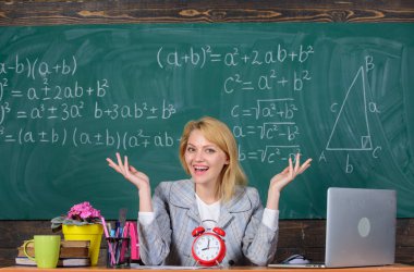 Dakiklik başarı için bir yoldur. öğretmen ile çalar saat. Zaman. Çalışma ve eğitim. Modern okul. Bilgi gün. Evde eğitim. mutlu bir kadın. Okula dönüş. Öğretmenler günü. kadın sınıfta