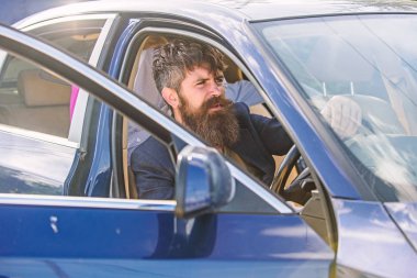 Yasaktır, araçlar için özel olarak yasaklıyor. Sürücü duman sigara. Dakika dinlenmek için. İşadamı araç sigara zor görüşmelerin ardından yorgun. Adam sakallı işadamı süre arabada oturup Sigara İçilmeyen