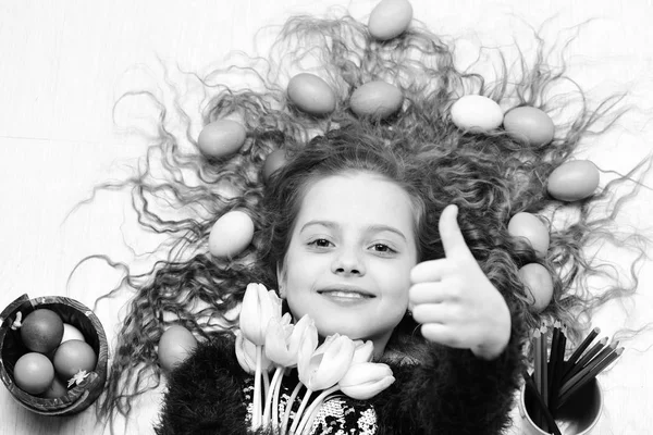 Glad påsk flicka, färgglada ägg i långt hår, tulpan blommor — Stockfoto