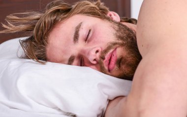 Her gece uyku tutarlı ve yeterli miktarda almak. Yataklı vagon daha iyi uzman ipuçları. Sakallı adam yüzünü yastığa rahatlatıcı uyku. Ne kadar uyku aslında istiyorum. Adam yakışıklı adam yatakta yatıyordu