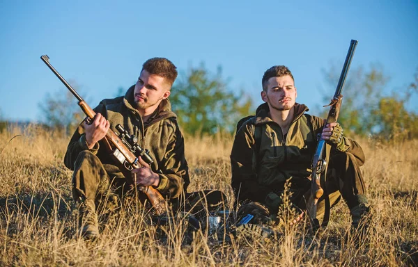 Полювання з друзями захоплення дозвілля. Для справжніх чоловіків концепція відпочинок. Мисливці лісниками розслаблюючим. Обговорюючи улову. Мисливці з гвинтівки відпочинку в оточенні природи. Мисливець друг насолоджуватися дозвілля в галузі — стокове фото