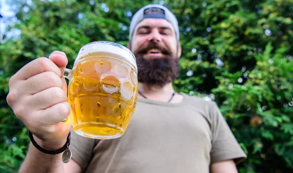 Hipster vahşi sakallı adam kupayı soğuk taze bira ile tutuyor. Yazın bira keyfi yapan bir adam. Alkol ve bar. El yapımı bira genç, kentsel ve modaya uygun. Şerefe kavramı. Farklı bira kültürü — Stok fotoğraf