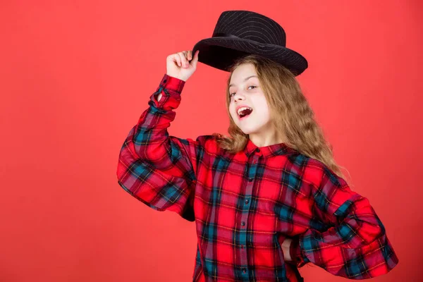 Skådespelarskola för barn. Teaterlektioner vägleda barn genom brett utbud av genrer. Utveckla talang till karriär. Flicka konstnärliga kid öva skådespelartalanger med svart hatt. Ange agerar academy — Stockfoto