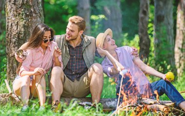 Rahatlatıcı ve aperatif piknik doğa arka plan sahip şirket arkadaşlar. Şirket pikniğinde rahatlatıcı yürüyüşçü orman arka plan. Kamp ve yürüyüş. Atıştırma için yürüyüş sırasında durdurmak. Doğa ortamında rahatlayın