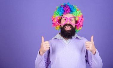 Doğum günü partisi için giyinmiş. Adam moda el başparmak yukarı peruk. Palyaço peruk saç modeli sakallı adam. Gökkuşağı peruk saç giyen hipster adam. Mutlu adam uzun sakal ve curl peruk, kopyalama alanı
