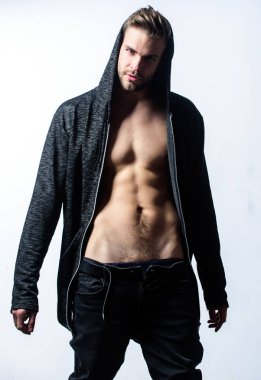 Zaman kıyafetleri değiştirir. Yakışıklı seksi adam soyunuyor. Hippi seksi kaslı gövde elbiselerini çıkar. Baştan çıkarıcı maço seksi hissediyor. Serbest bırakılmış arzu. Çekici seksi vücut. Çekiciliğinden emin.