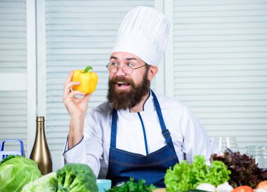 Şapkalı aşçı. Gizli lezzet tarifi. Sakallı adam mutfakta aşçı, aşçı. Yemeğimiz. Sağlıklı yemek pişirme. Diyet ve organik gıda, vitamin. Vejetaryen. Sakallı olgun bir aşçı.