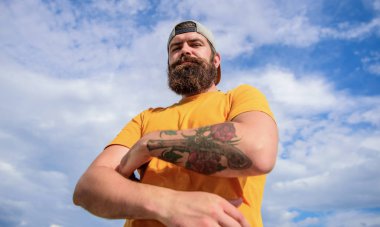 Lumbersexual dövmeli bakımlı hippi. Bıyık ve uzun sakallı hippi. Çok ciddi şu an. Adam kas acımasız hipster açık havada gökyüzü arka plan sakallı. Erkeklik ve vahşeti