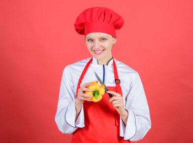 Bıçak becerileri kavramı. Uygun bıçak seçin. Mutfak temelleri. Satın almak için en iyi bıçak. Kesim sırasında dikkatli olun. Şef gibi kesilmiş sebzeler. Kadın profesyonel şef tutun keskin bıçak. Profesyonel gibi gıda kesmek için yollar