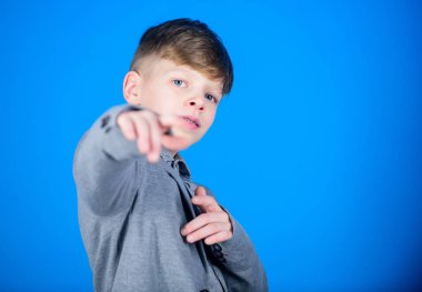 Tarzı hakkında çok şey biliyorum. Onun tarzı buldum. Çocuk modern saç modeli giyim resmi tarzı takım elbise mavi arka plan. Kendine güvenen adam şık kıyafet tadını çıkarın. Yakışıklı ve şık olmayı dene. Daha hızlı büyümek istiyorum