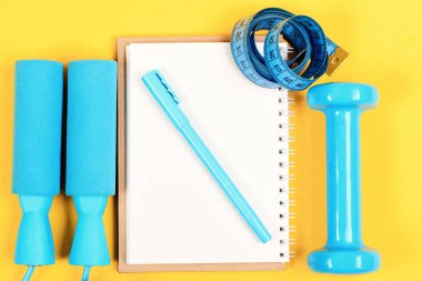 Eğitim ve dinlenme kavramı. Not defteri, kalem ve spor salonu ekipman