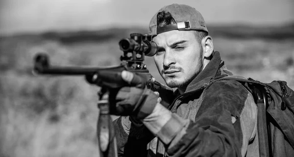 Habilidades de caça e equipamento de armas. Um tipo a caçar ambiente natural. Arma de caça ou espingarda. Alvo de caça. A olhar para o alvo através da mira do atirador. Homem caçador apontando rifle natureza fundo — Fotografia de Stock