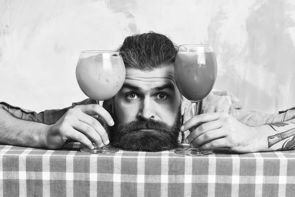 Brutaler kaukasischer Hipster mit Schnurrbart zwischen tropischen alkoholischen frischen Cocktails — Stockfoto