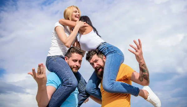 Duas vezes divertido no encontro duplo. Amizade das famílias. Casais apaixonados a divertir-se. Os homens carregam amigas nos ombros. Férias de verão e diversão. Casais em duplo encontro. Convidando outro casal para se juntar — Fotografia de Stock