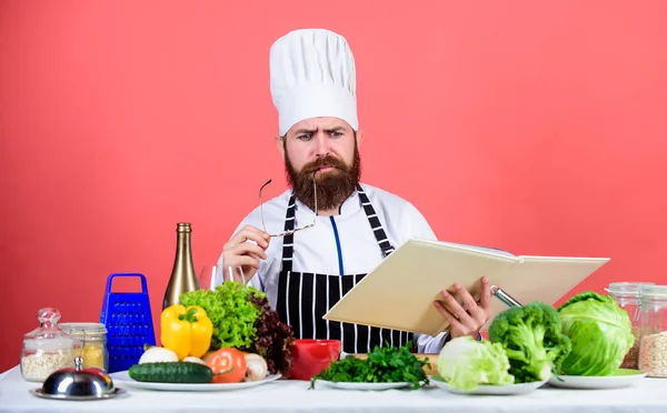 Cocina en mi mente. Habilidad para cocinar. Recetas de libros. Según la receta. Hombre barbudo cocinero comida. Comprueba si tienes todos los ingredientes. Cocinar leer recetas de libros. Hombre aprender receta. Prueba algo nuevo. — Foto de Stock