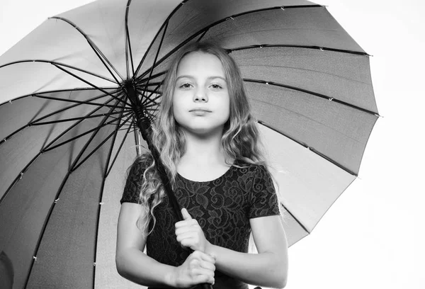 Menina com guarda-chuva. Moda de outono. Mantenha-se positivo, embora estação chuvosa outono. Acessório brilhante de outono. Idéias como sobreviver dia de outono nublado. Menina pequena com guarda-chuva clima dia chuvoso — Fotografia de Stock