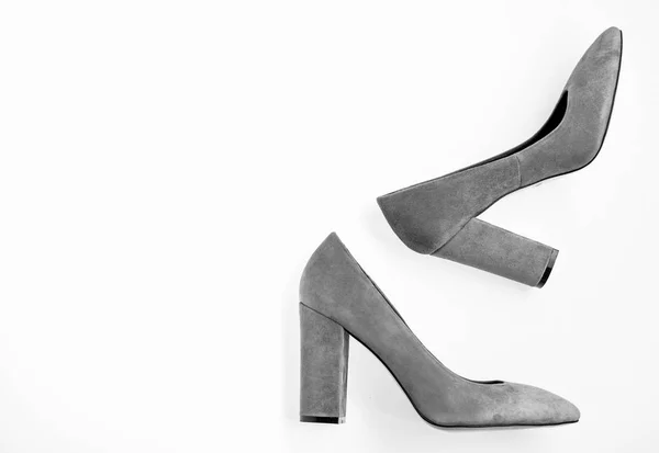 Модная концепция обуви. Пара модных туфель на высоких каблуках. Модные женские туфли с широким каблуком, вид сверху, изолированные. Обувь из серой замши на белом фоне, пространство для копирования — стоковое фото