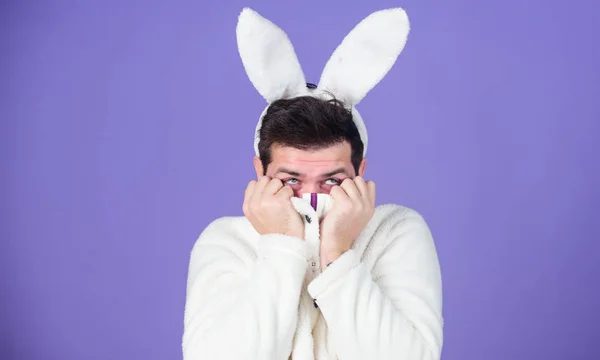 М'який і ніжний. Хлопець з довгим кроликом або вухами кролика на фіолетовому фоні. Насолоджуйся ніжністю. Милий кролик. Чоловік гарне обличчя носить білі вуха кролика. Великодній кролик. Білий кролик символ Великодньої Голіди — стокове фото