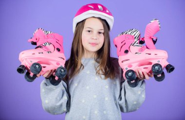 Macera için ileri. Etkin boş ve yaşam tarzı. Roller buz pateni teen hobi. Neşeli genç pateni gidiyor. Sportif genç kız. Kız cute teen giyim kask ve tekerlekli paten Menekşe arka plan üzerinde