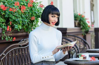 Kız içki kahve kitap okuyun. Bir fincan kahve iyi ve keyifli kitap en iyi kombinasyonu mükemmel hafta sonu için. Kendini geliştirme kavramı. Kadın iyi kitap Cafe Teras keyfini içki var. Edebiyat kadın için