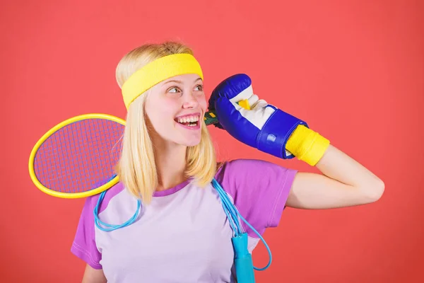 Cómo mantenerse en forma para siempre. Tienda de equipos deportivos. Surtido de tiendas deportivas. Chica alegre exitosa mujer moderna sostienen copa de oro del campeón del deporte y el equipo de fondo rojo. Deporte para todos los días — Foto de Stock