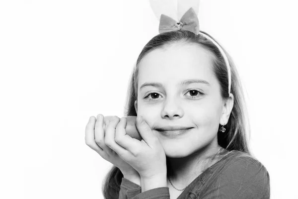 Mała szczęśliwa dziewczynka z jaj wielkanocnych odizolowanych na białym — Zdjęcie stockowe