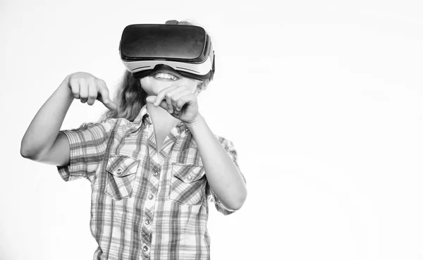 Virtuelle Erfahrungen sammeln. Virtual Reality Konzept. Kinder erkunden die moderne virtuelle Realität. Mädchen niedliches Kind mit Kopf montiert Display auf weißem Hintergrund. Virtuelle Bildung für Schüler — Stockfoto