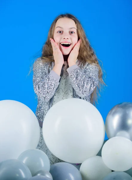 Felicidad emociones positivas. Divirtiéndose. Fiesta temática de globos. Chica jugar con globos de aire. Fiesta de cumpleaños. Día de los niños. Una infancia sin preocupaciones. Todos esos globos para mí. Luz como globos de aire —  Fotos de Stock