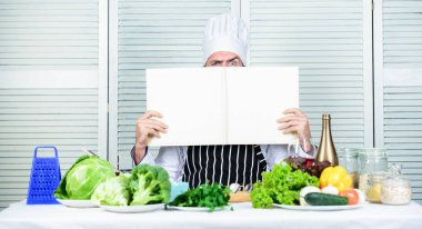 Pişirme beceri geliştirmek. Yemek pişirmek için yararlı bir kitap. Mutfak kariyer başlatmak. Ultimate pişirme Kılavuzu Adım adım. Yemek tarifleri kopya alanı yaptırın. Adam chef şapka ve önlük kitabını okudum. Mutfak yemek tarifleri kavramı kitap