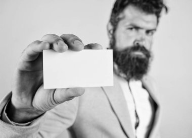 Kartvizit tasarımı. Kart kopyalama alanı profesyonel meslek konumu. Çekinmeyin bana ulaşın. İş adamı boş kartı tutun. Sakallı hippi ciddi bir yüz gösteri kartı. İş için bankacılık hizmetleri