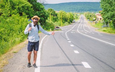 Arabayı durdur. Adam deneyin dur araba başparmak. Seyahat ucuz yollardan biriyle otostop. Otostopçu alarak. Otostopçu riske güvenli olmayan sürücü olan biri tarafından aldı ediliyor ya da şahsen tehlikeli