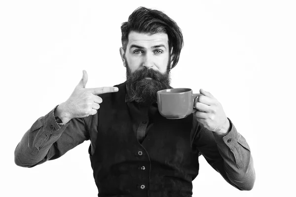 Homme barbu tenant tasse avec café, thé avec visage sérieux — Photo