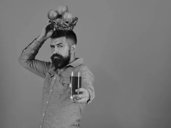 Mann mit Bart hält Schüssel mit Obst und Saft — Stockfoto