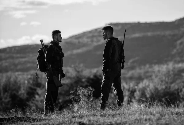 Gamekeepers dağlar arka plan yürümek. Hakem işgal kavramı. Gamekeepers güneşli sonbahar günü. Avcılık ortağı ile büyük Emanet eğlenceli ve ödüllendirici sağlar. Hakem tüfek doğa ortam — Stok fotoğraf