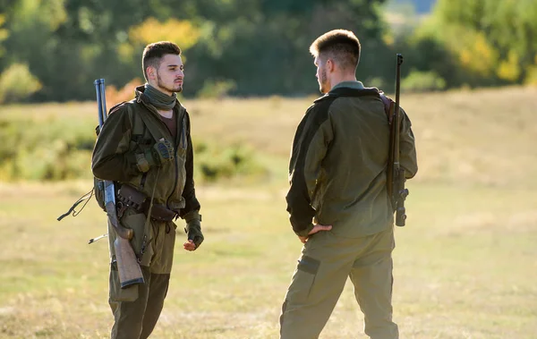 Ember vadászok puska fegyvert. Boot camp. Barátság férfi vadászok. Hadsereg erői. Álcázás. Katonai egységes módon. Vadászat készség és fegyver berendezések. Hogyan kapcsolja be a hobbija a vadászat. Salute — Stock Fotó