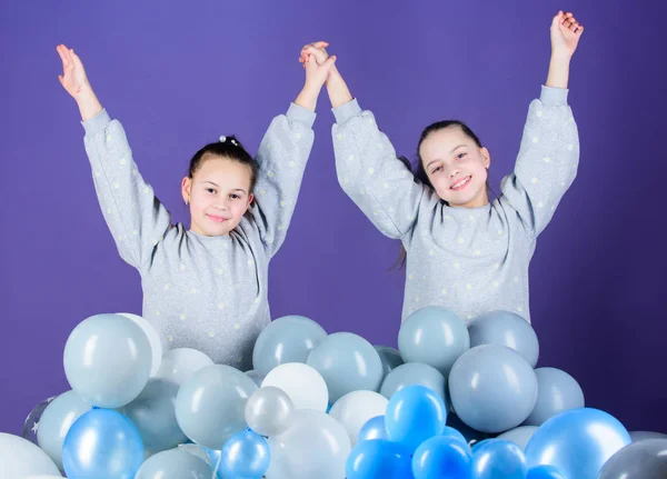 Godersi una vacanza in famiglia insieme. Ragazze felici che festeggiano le vacanze. Buona festa. Festeggiamo il compleanno. Palloncini d'aria creando una vera vacanza per i bambini — Foto Stock