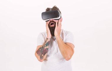 Vr gözlük, beyaz arka planda sakallı adam. VR gadget kavramı. Adam kafa monte ekran ile etkileşim içinde sanal gerçeklik. Hipster sanal gerçeklik ile modern Gadget'ı keşfetmek şok yüzünde