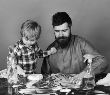 Adam sakal ve çocuk kareli gömlek birlikte temizlik.